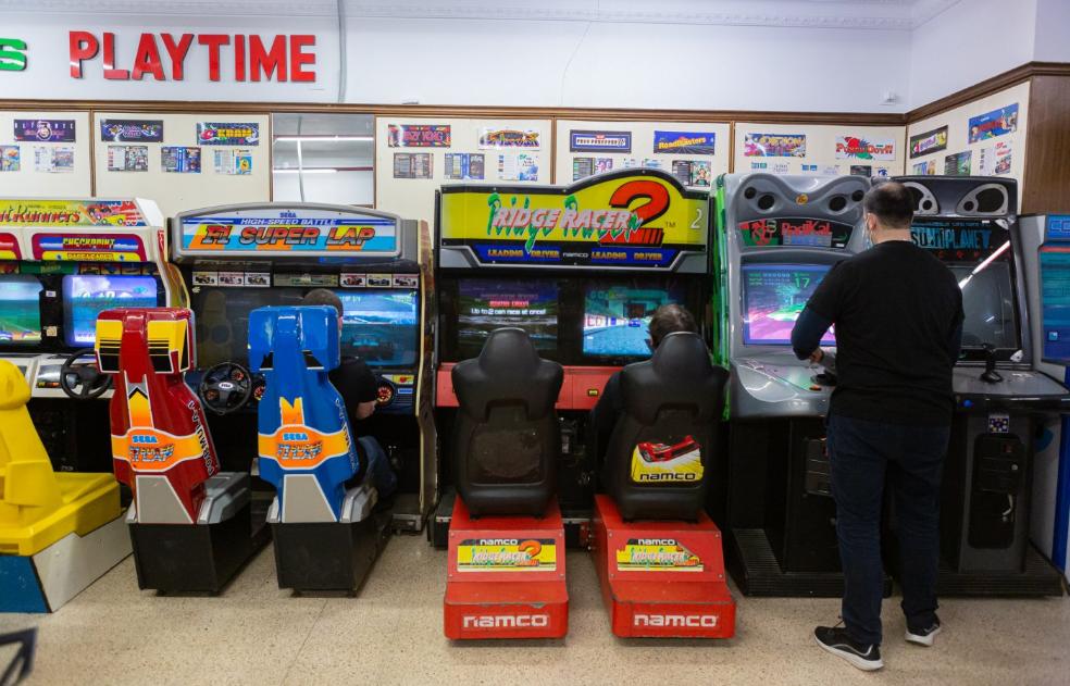 La asociación Pixel and Games ha recuperado letreros y máquinas de las salas de recreativos de los años 90 en Logroño. 
