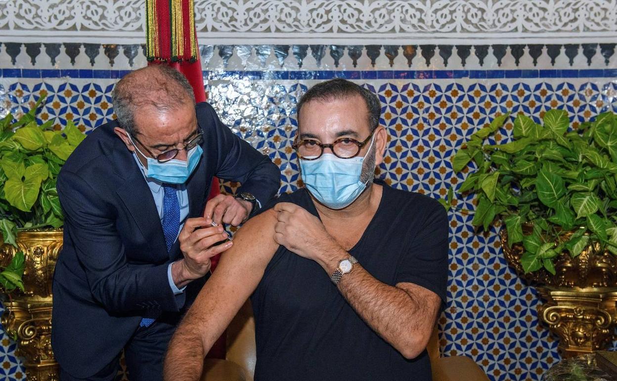 El rey de Marruecos, Mohamed VI, recibiendo la primera dosis de la vacuna contra el cornovirus.