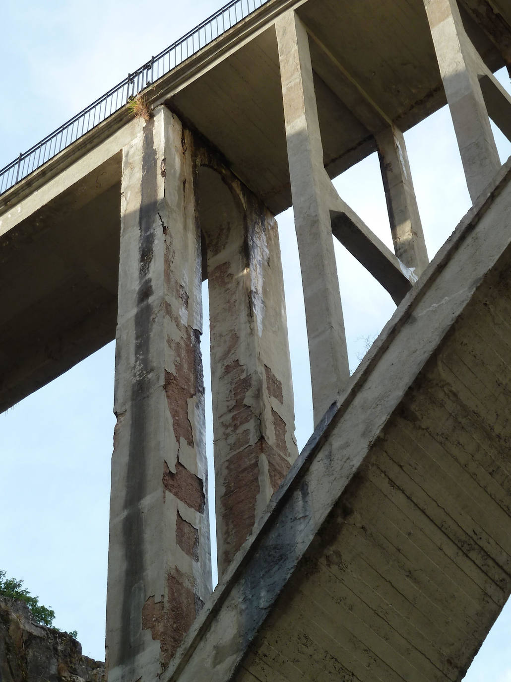 Los daños sufridos con el paso del tiempo son evidentes en el puente de Ortigosa.