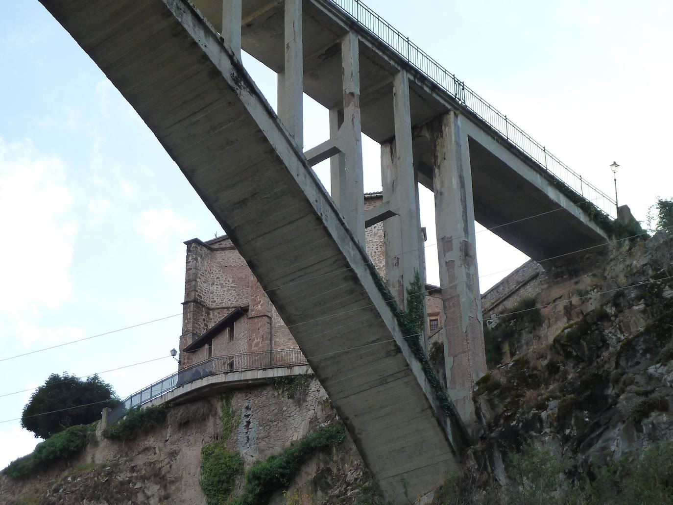 El puente de San Martín conecta los dos barrios de Ortigosa.