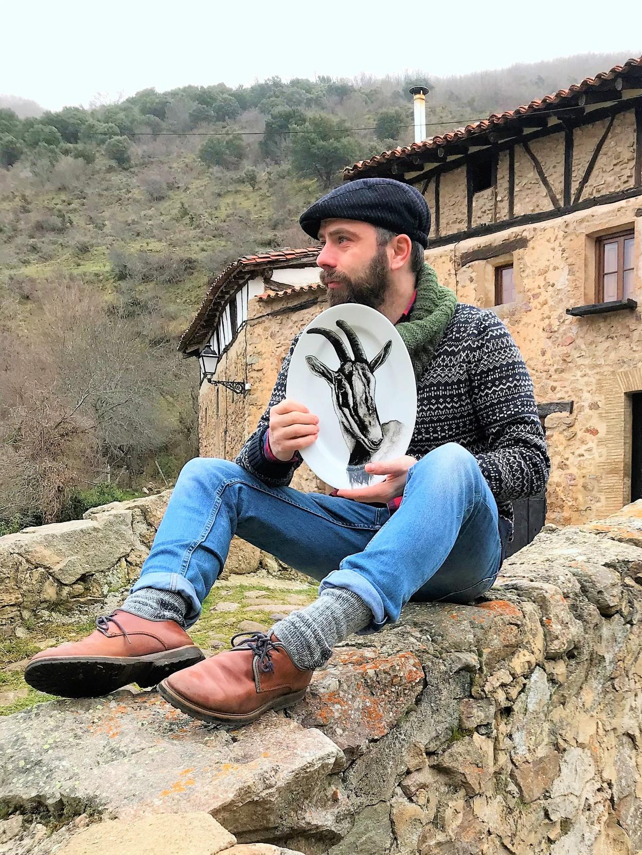 Carlos Villoslada, con una de las piezas que forman parte de su nuevo proyecto artístico. 