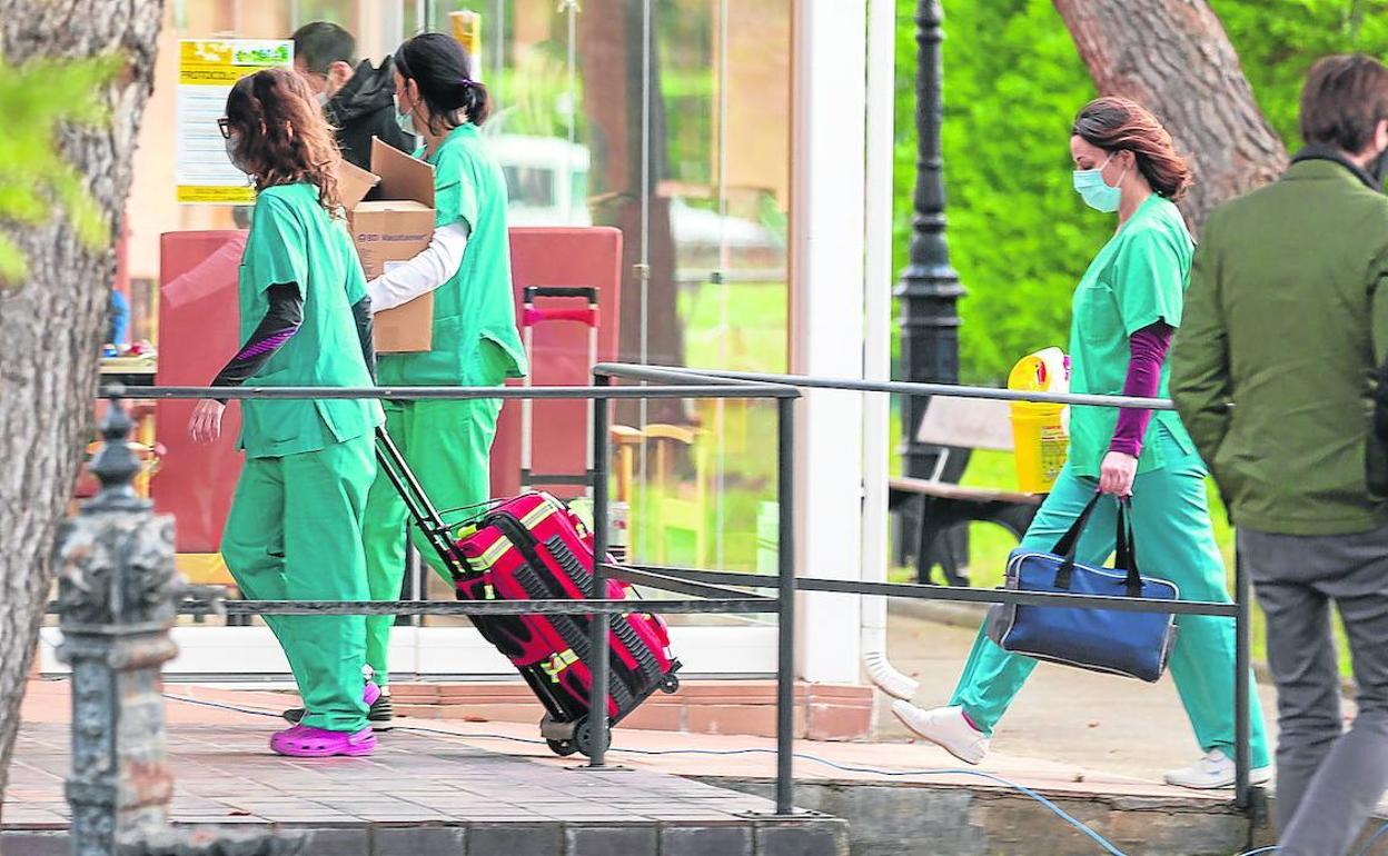 Enfermeras de Rioja Salud cuando accedieron a la residencia Hogar Madre de Dios con las vacunas. 