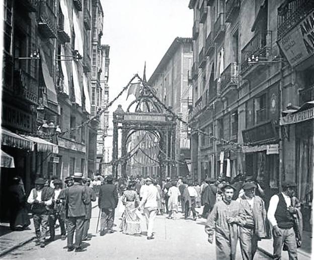 Calle de Logroño, fotografiada por Polentinos, repleta de gente y engalanada por la visita de Alfonso XIII en 1903. 