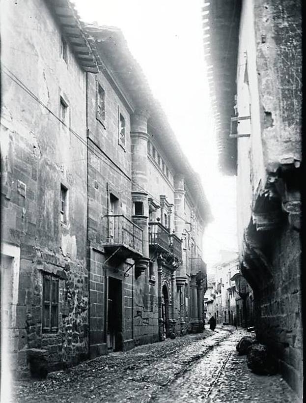 Calle de Briones con casas nobles, fotografías de Laurent y sus sucesores, pertenecientes a la Colección de Tarjetas Postales (la primera) y al archivo Ruiz Vernacci.