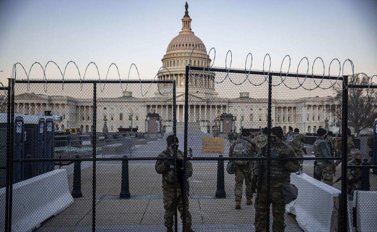 Miembros de la Guardia Nacional vigilan el perímetro del Capitolio.