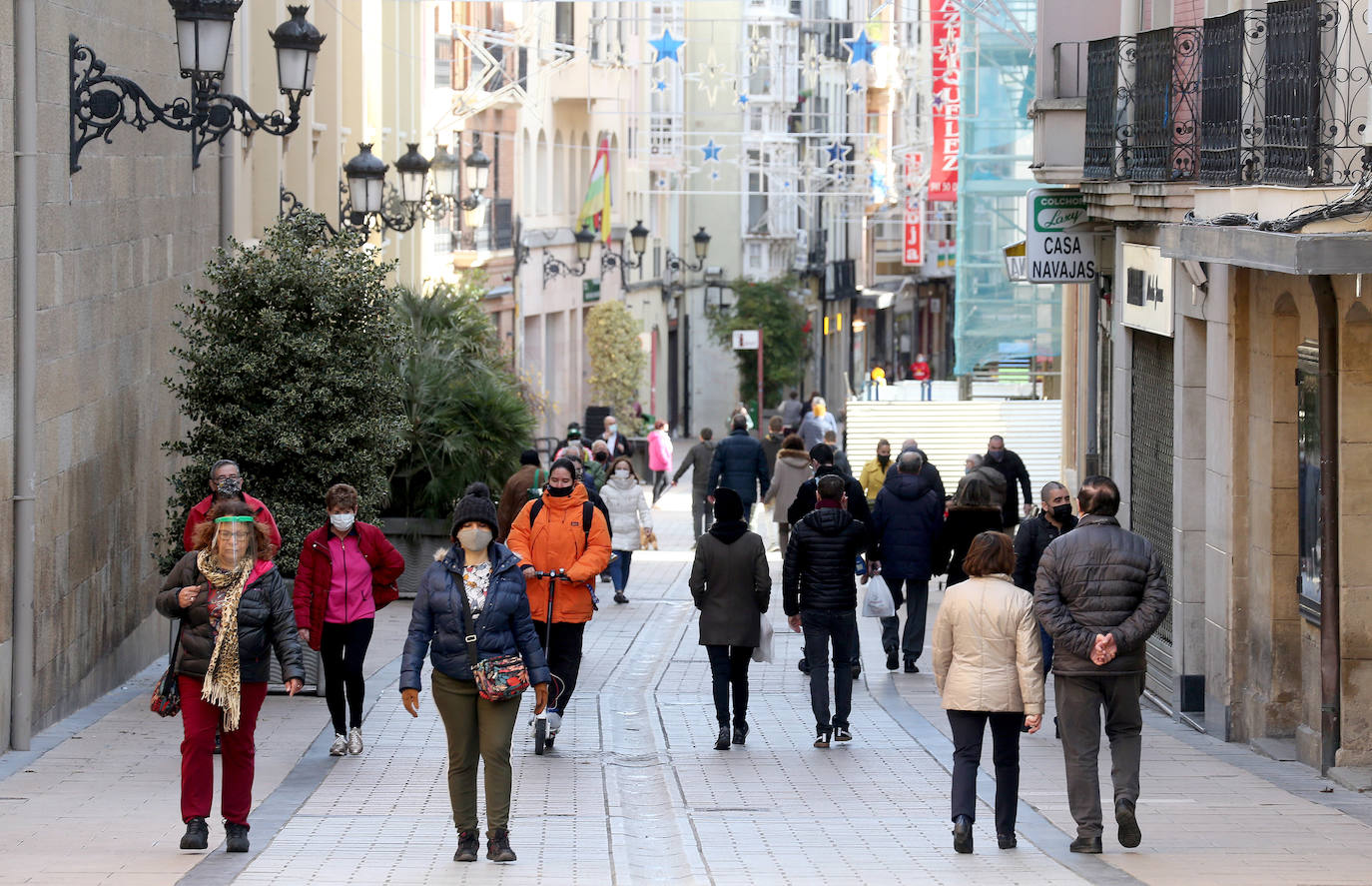 Ciudadanos paseando por Portales. 