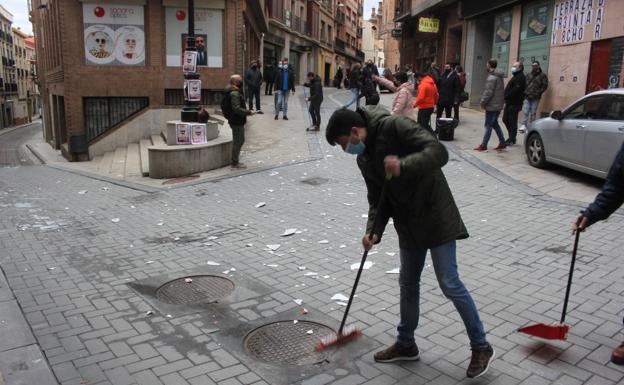 Después de romper los platos, los hosteleros han limpiado la calle. 