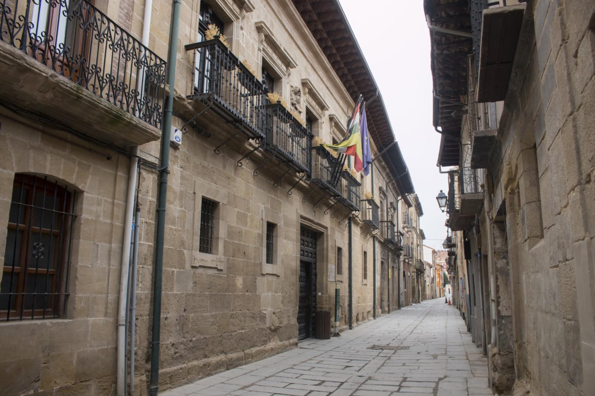 Fachada principal de la Escuela de Hostelería y Turismo de La Rioja, en la calle Mayor de Santo Domingo de la Calzada. 