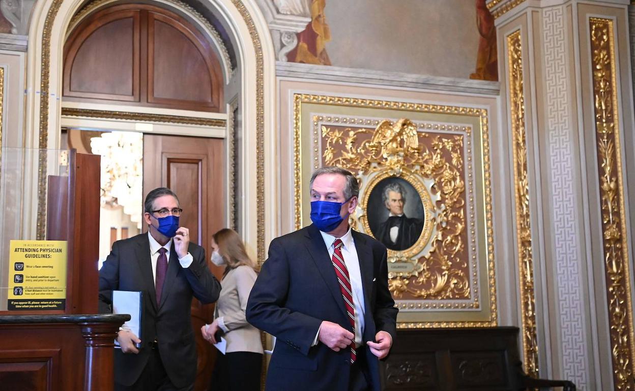 Los abogados de Trump ingresan en la sala del Senado en la que se debate el 'impeachment'.