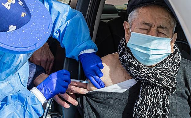 Imagen principal - Miguel Ángel Respes, de 93 años y de Santurde, recibe la primera dosis. El dispositivo de Santo Domingo de La Calzada en este primer día de inmunización. En Zarratón, una enfermera que ha ido a vacunar a domicilio.