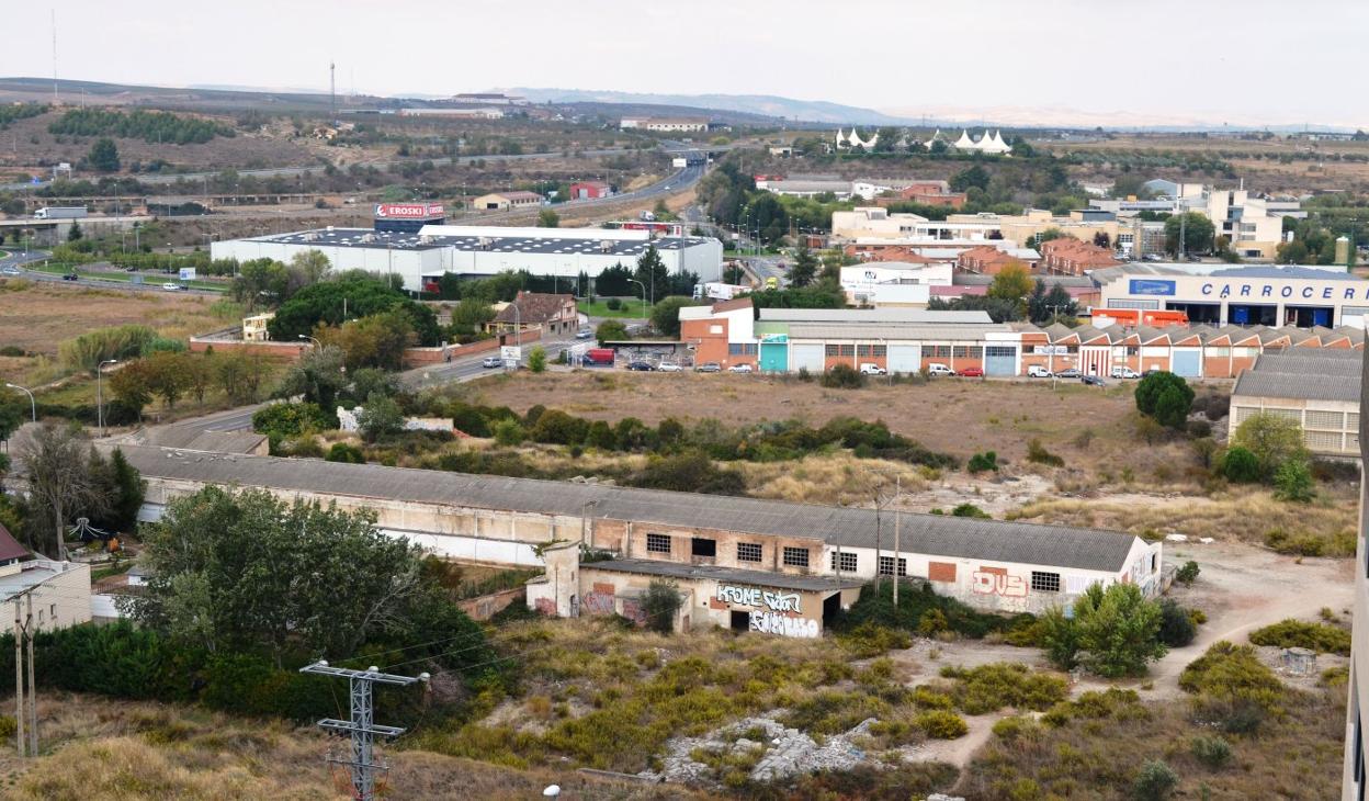 Zona urbana que se prevé desarrollar como un nuevo sector de servicios, debajo de la avenida de Santander. 