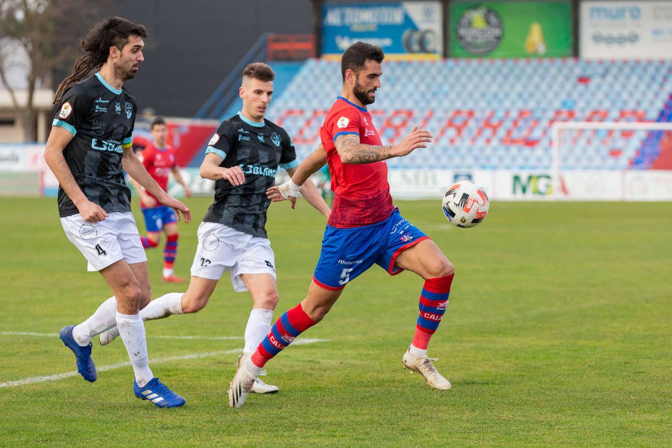 Fotos: Las imágenes del derbi entre el Calahorra y la SD Logroñés en La Planilla