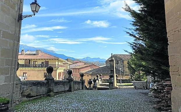 Imagen principal - Entorno de la iglesia de La Asunción de Briñas, castillo de Sajazarra y, a la derecha, imagen del Barrio de la estación de Haro.