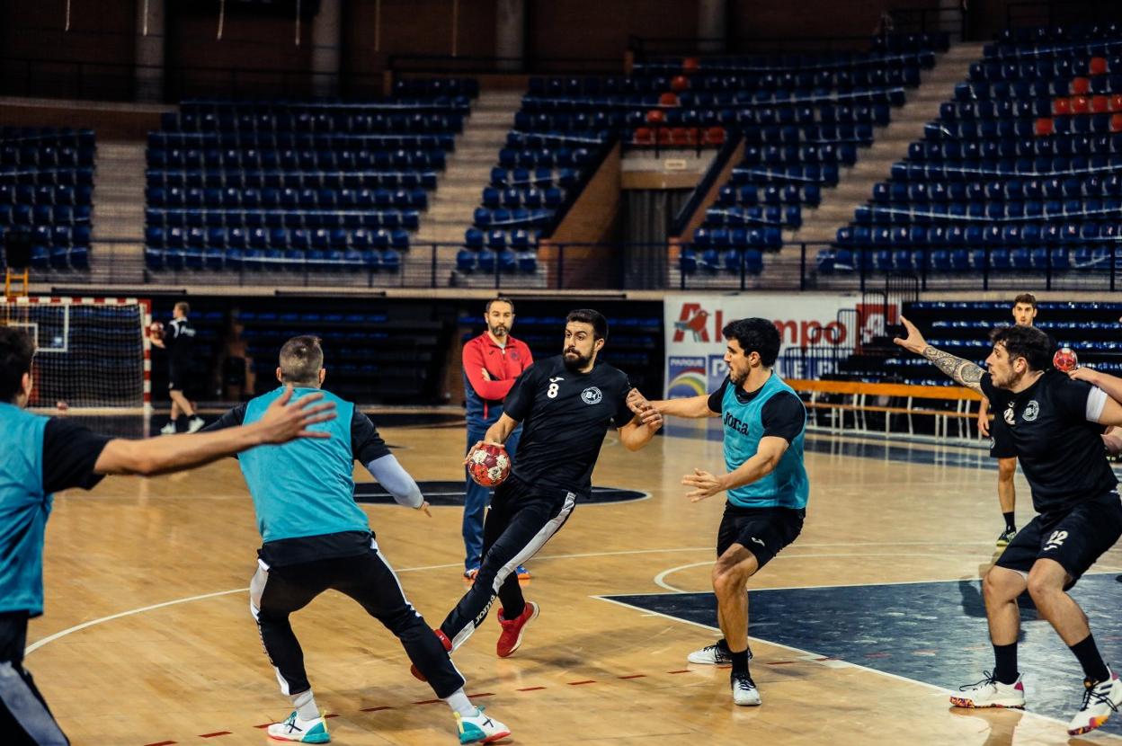 Miguel Ángel Velasco observa, al fondo, la acción de Agustín Casado. 