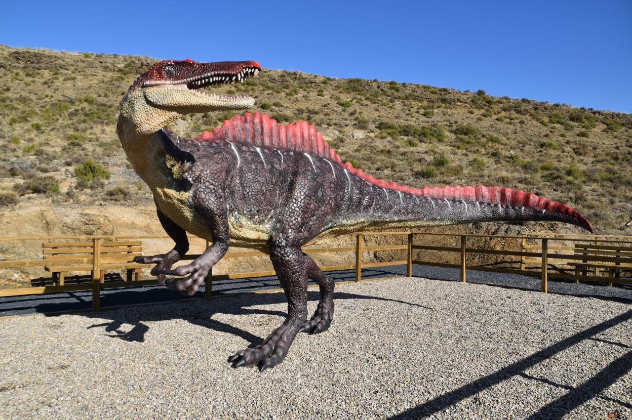 Réplica de un espinosaúrido instalada en uno de los accesos al yacimiento de icnitas 'Los Cayos' de Cornago en otoño del 2020. 