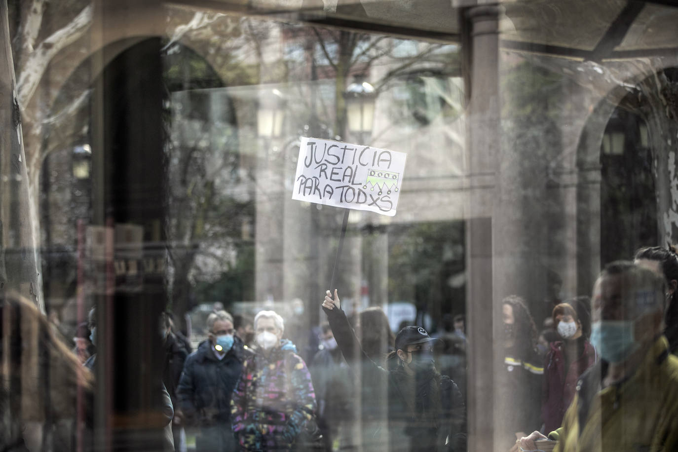 Fotos: Un centenar de personas reclaman en Logroño libertad para Pablo Hasél