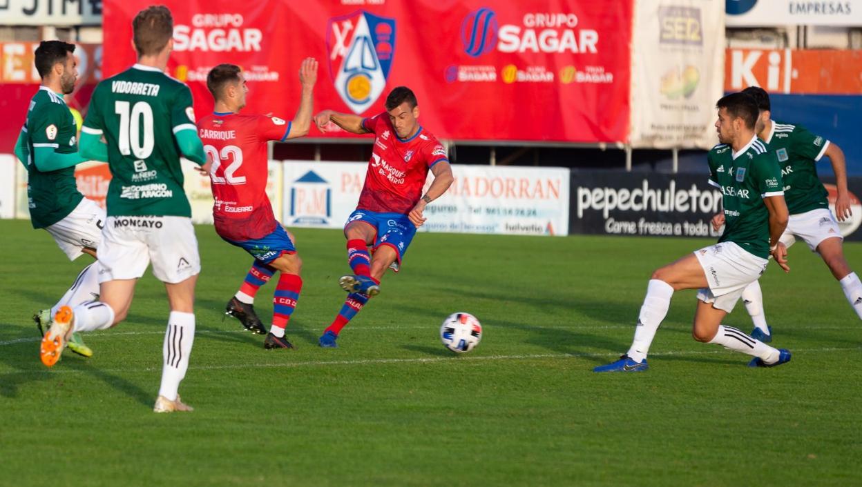 Marc Nierga busca un disparo a portería en el partido de la primera vuelta, que se saldó con empate. 