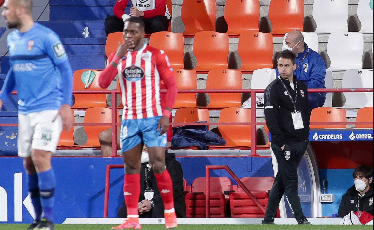 Sergio Rodríguez observa el partido desde la banda del Anxo Carro.