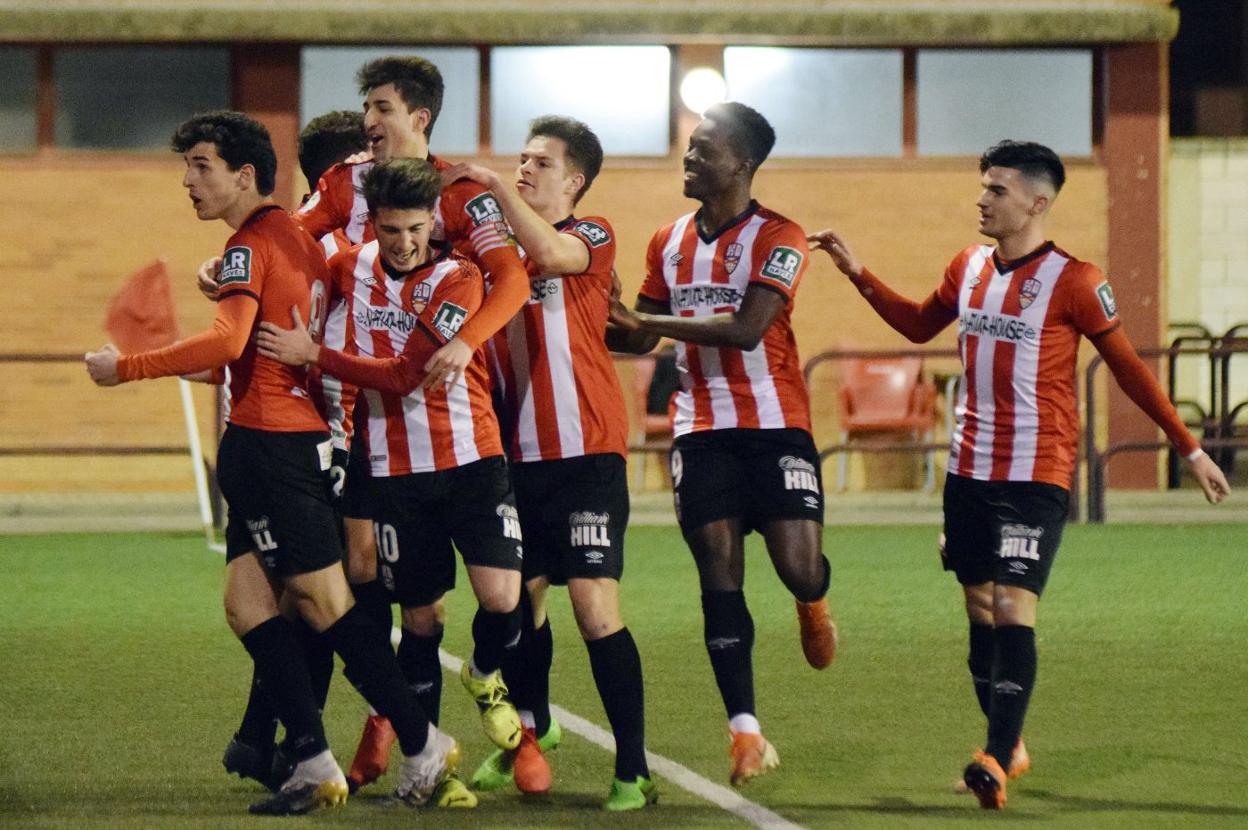 Los jugadores de la UD Logroñés B celebran uno de sus cuatro goles en el Mundial'82. 