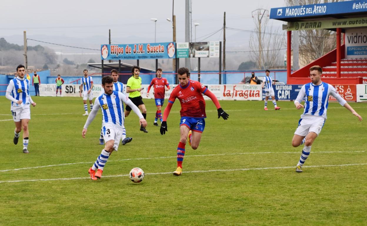 Liébana (Náxara) y Bonilla (Calahorra B) pugnan por el balón. Ambos marcaron ayer en La Planilla. 