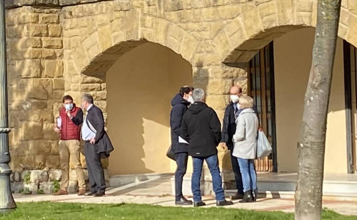 Llegada de la corporación al juzgado de Haro. 