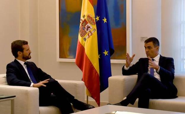 Pablo Casado y Pedro Sánchez, reunids en el palacio de la Moncloa.