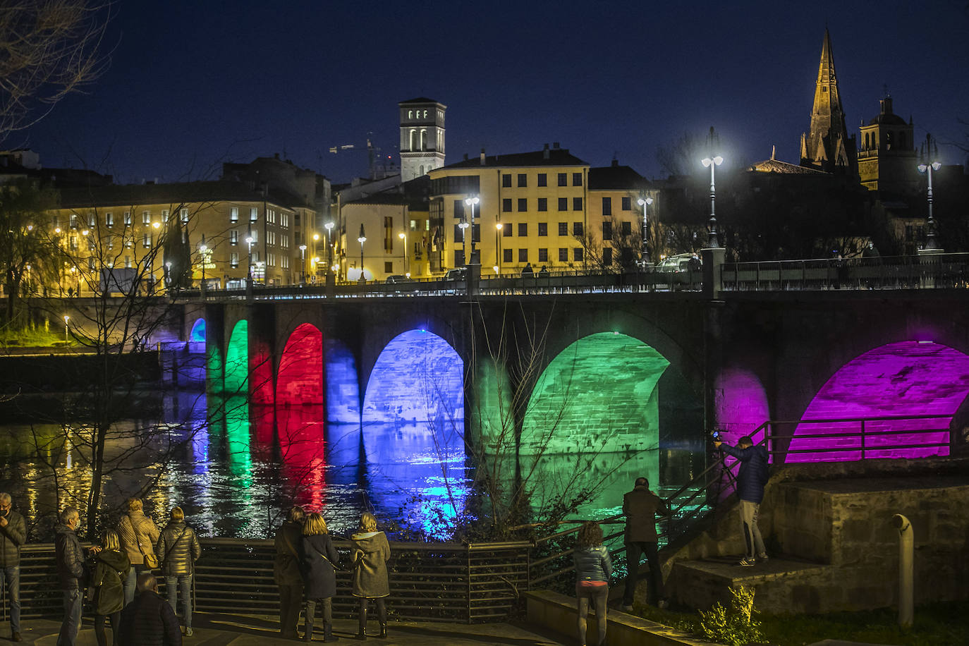 Además de las 16 farolas, esta noche se ha podido apreciar, y los logroñeses han inmortalizado este momento, las luces de colores en los ojos de la infraestructura