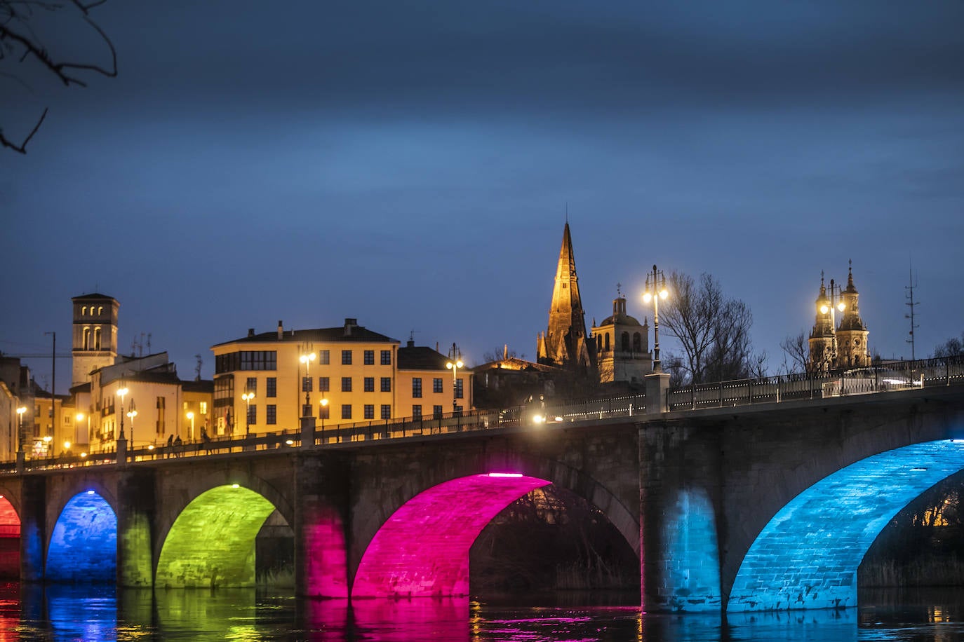 Además de las 16 farolas, esta noche se ha podido apreciar, y los logroñeses han inmortalizado este momento, las luces de colores en los ojos de la infraestructura