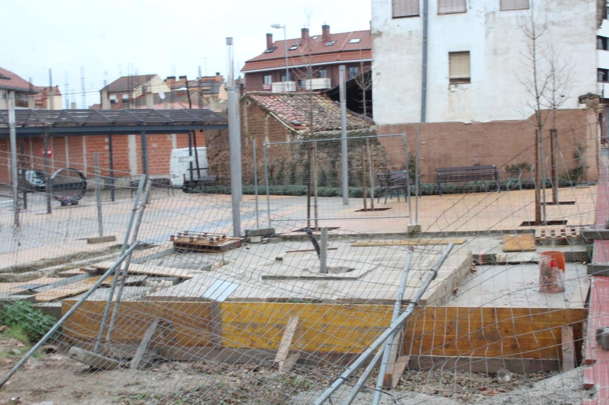 La fuente de la carretera de Alberite, en Villamediana, en obras. 