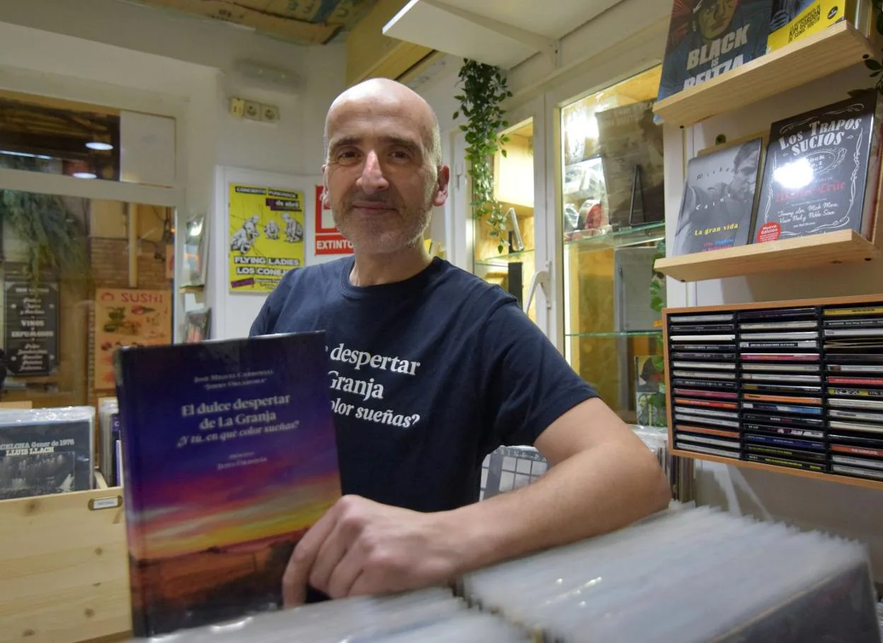 José Miguel Carbonell posa con su nuevo libro. 