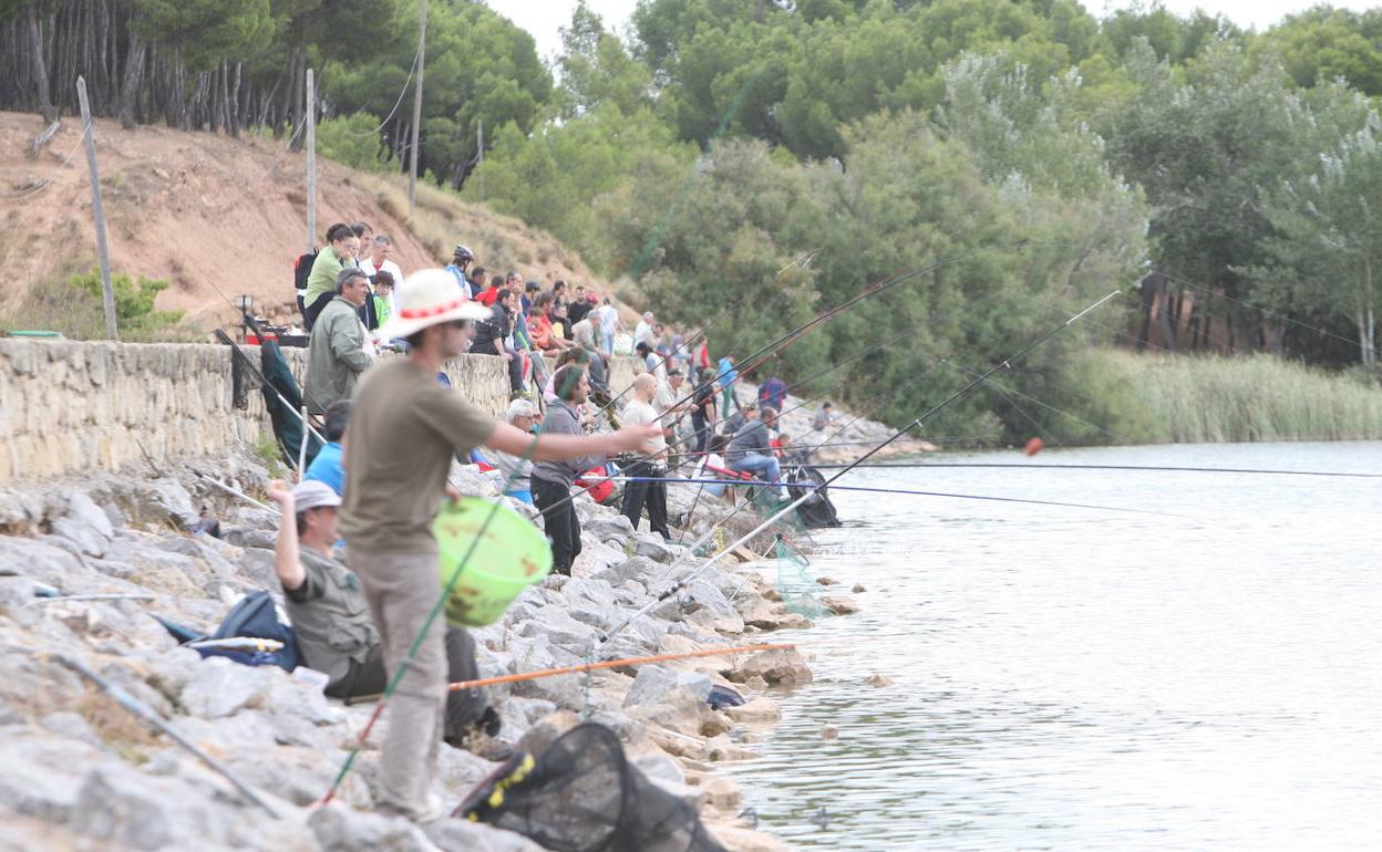 Imagen de archivo de gente pescando en La Grajera. 