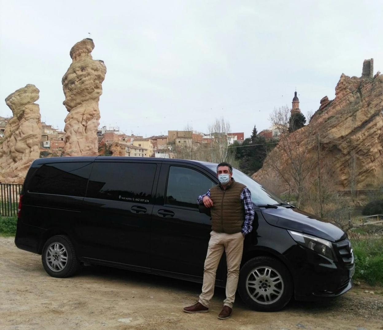 Víctor Peñalba, con su taxi junto a Los Picuezos de Autol. 