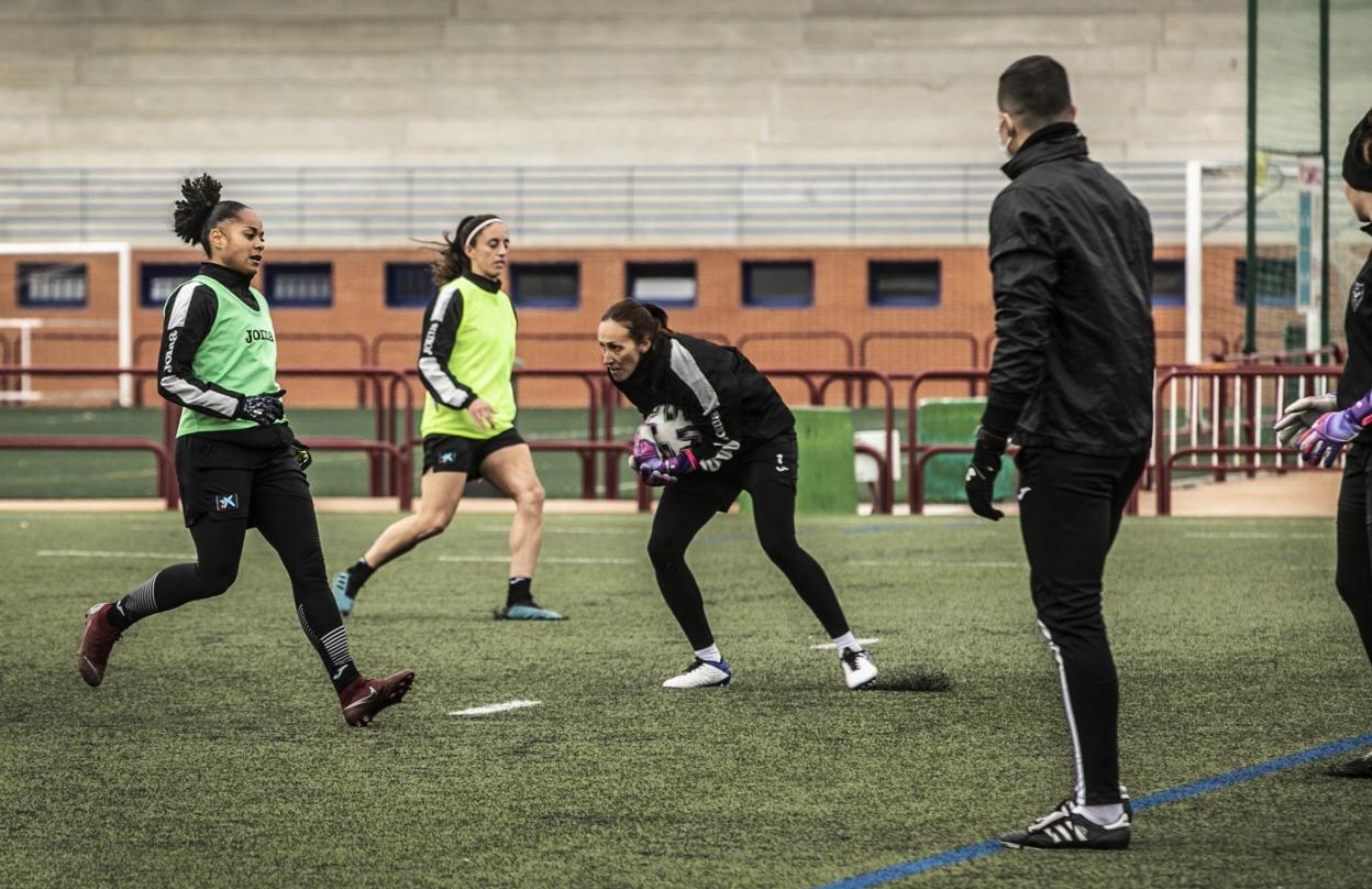 Pamela Tajonar para el disparo de Jade, tras un jugada colectiva con Valderas, en uno de los entrenamiento del EDF Logroño en Pradoviejo. 