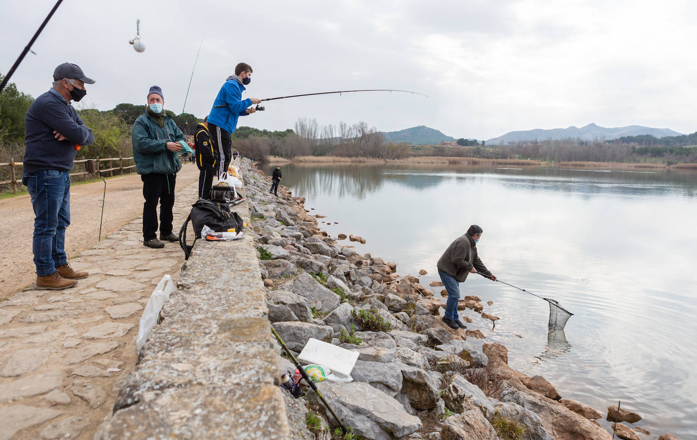 Fotos: La pesca regresa al pantano de La Grajera