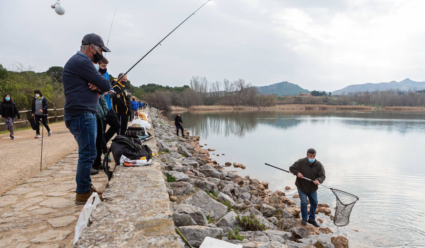 Fotos: La pesca regresa al pantano de La Grajera