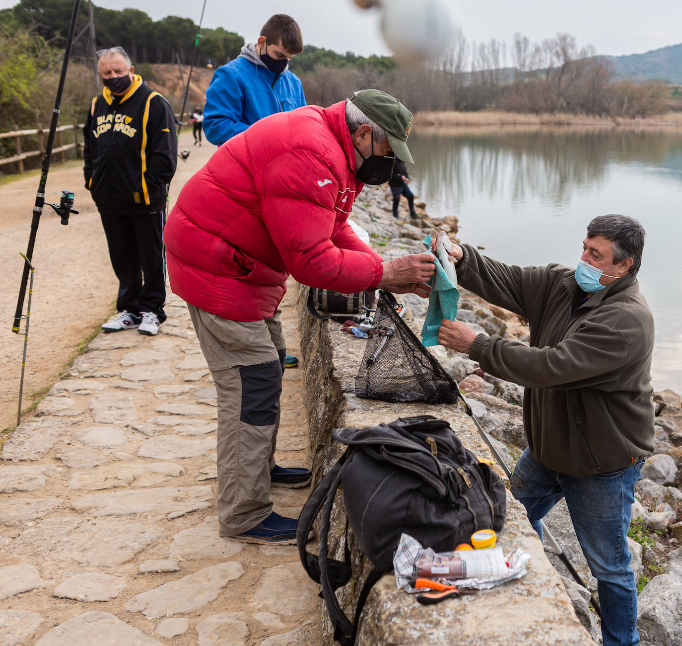 Fotos: La pesca regresa al pantano de La Grajera