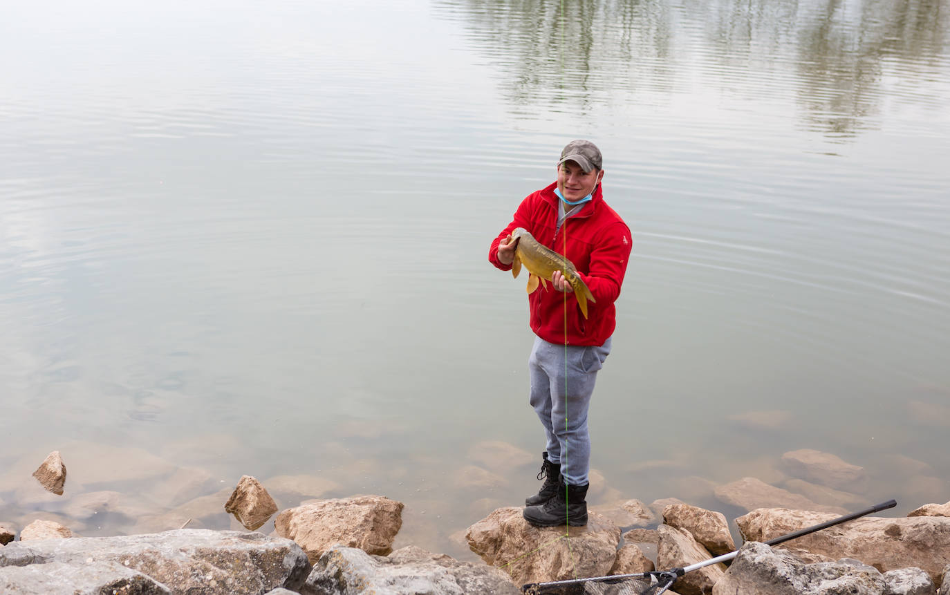 Fotos: La pesca regresa al pantano de La Grajera