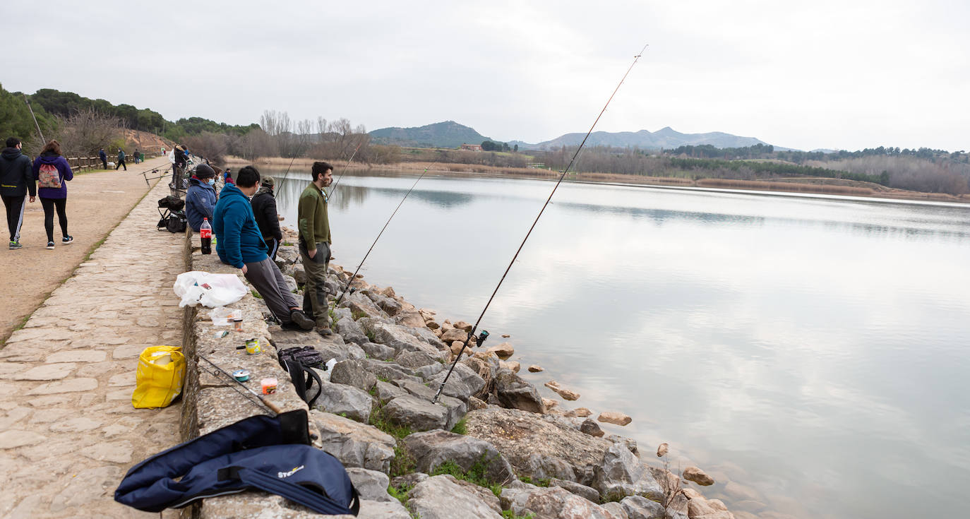 Fotos: La pesca regresa al pantano de La Grajera