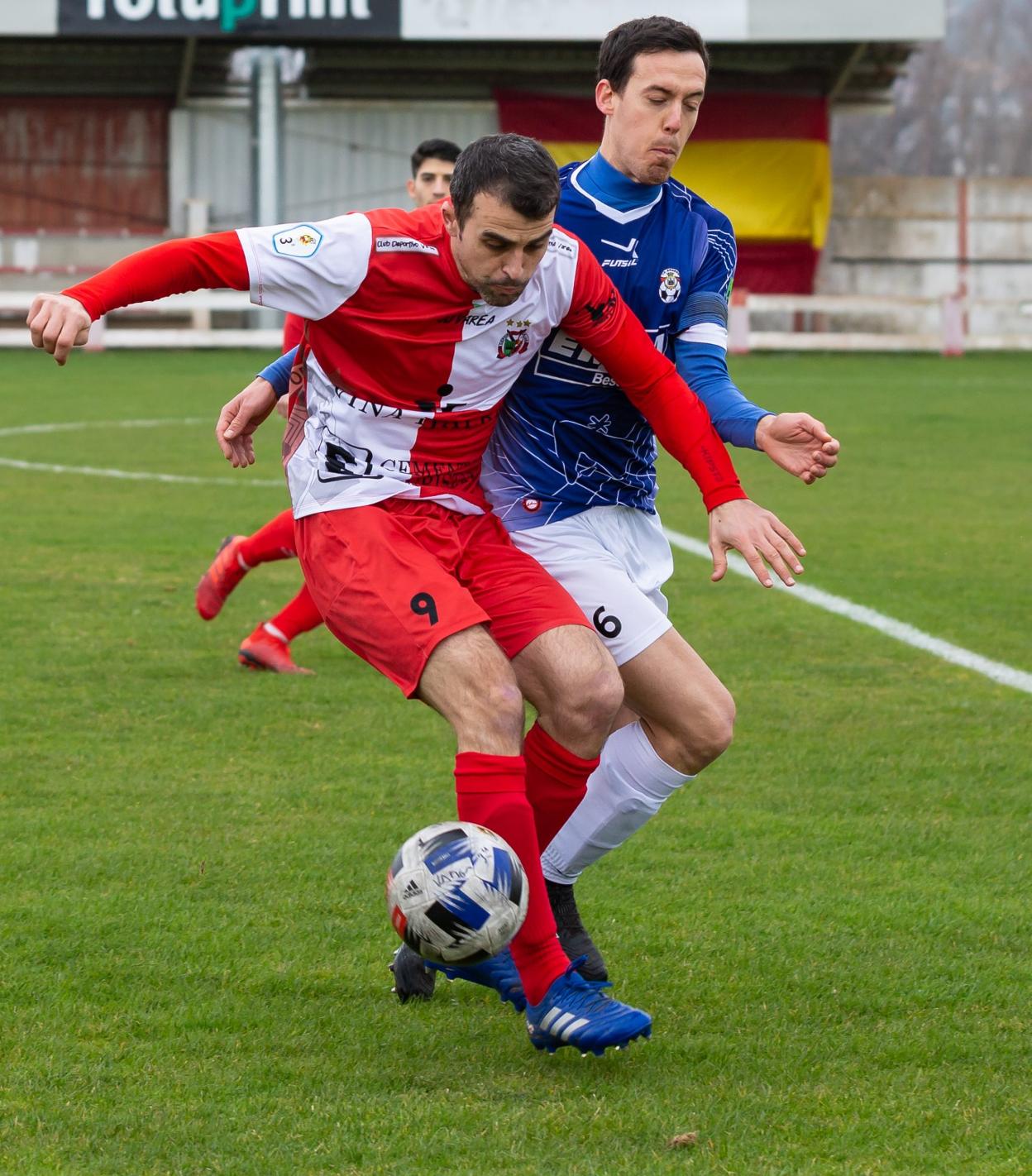 Rubén Pérez, autor del gol del Varea, controla un balón. 