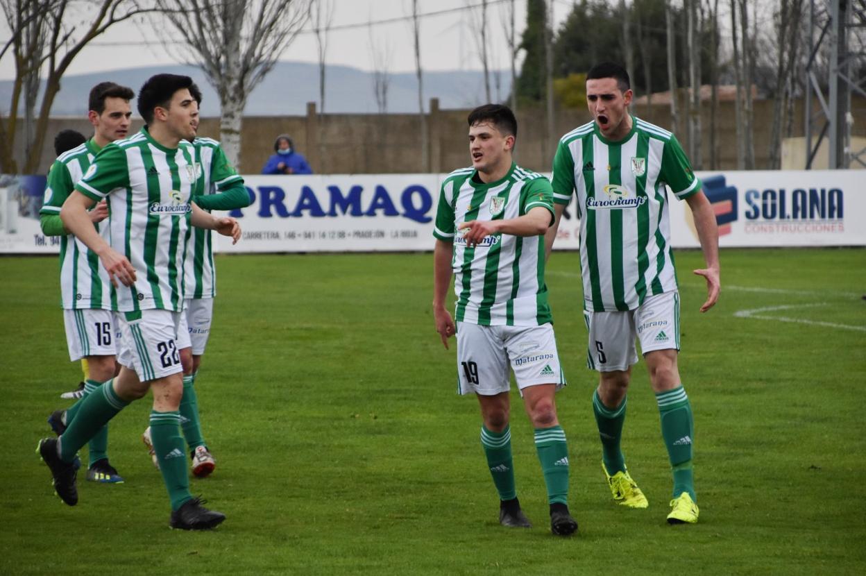 Moisés (en el centro) tras marcar el primer gol del Pradejón. 