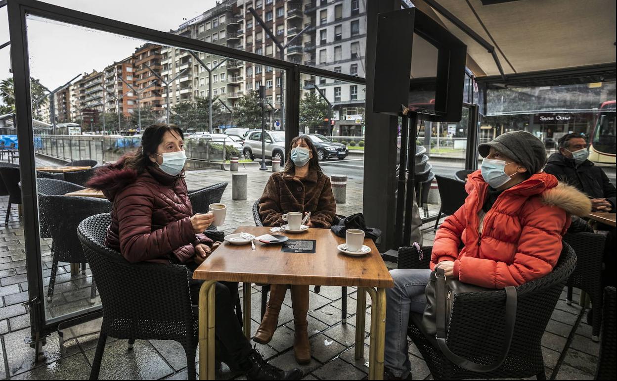 Clientes en una terraza de Logroño tras la reapertura de la hostelería. 