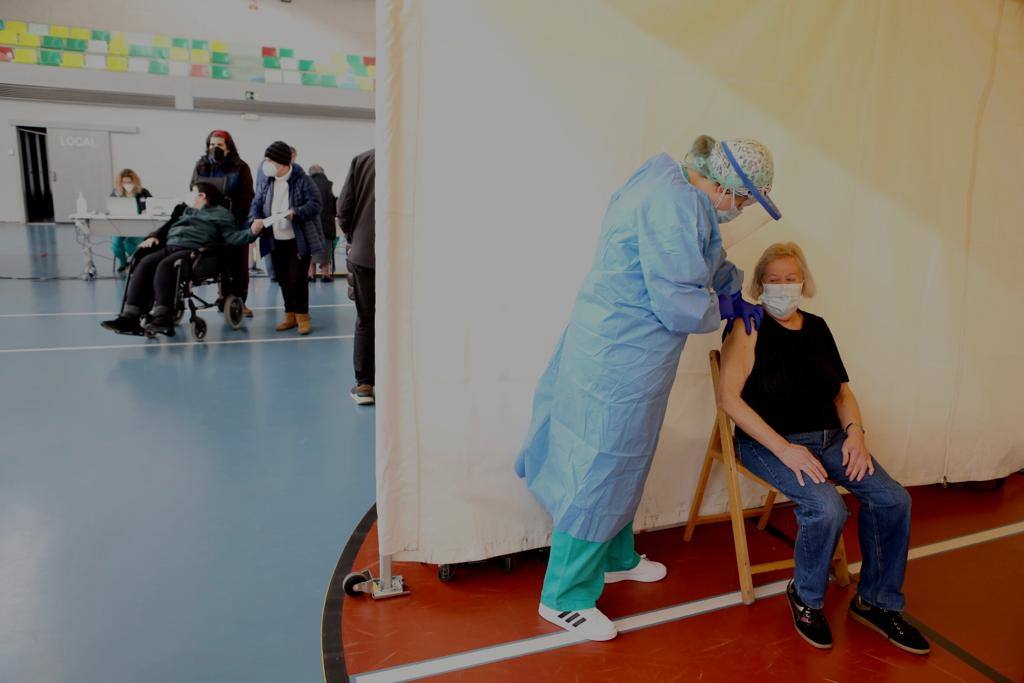 Ya ha comenzado la vacunación de los mayores de 80 años de Nájera y su comarca en el pabellón multiusos 'Ciudad de Nájera', una campaña que se va a llevar a cabo a lo largo de este lunes y de mañana martes. 