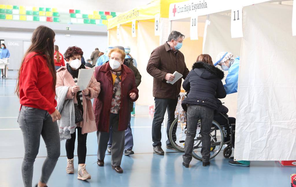 Ya ha comenzado la vacunación de los mayores de 80 años de Nájera y su comarca en el pabellón multiusos 'Ciudad de Nájera', una campaña que se va a llevar a cabo a lo largo de este lunes y de mañana martes. 