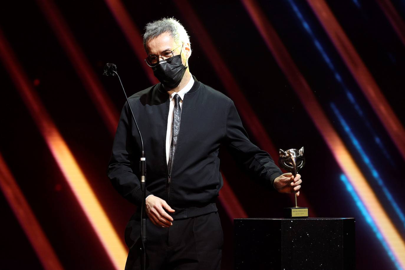 Jordi Labanda recibe premio al mejor cartel.