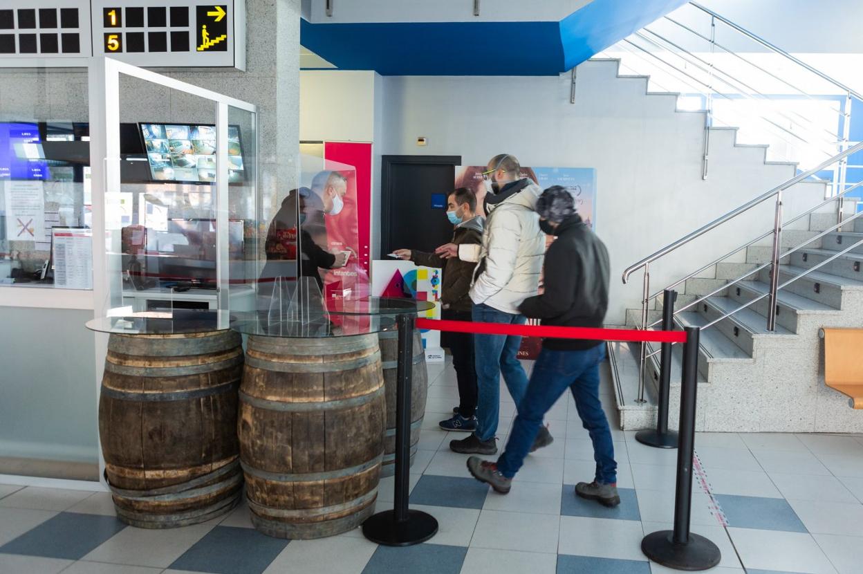 Espectadores accediendo a las salas de los 7 Infantes, en Logroño, el pasado 6 de enero. 