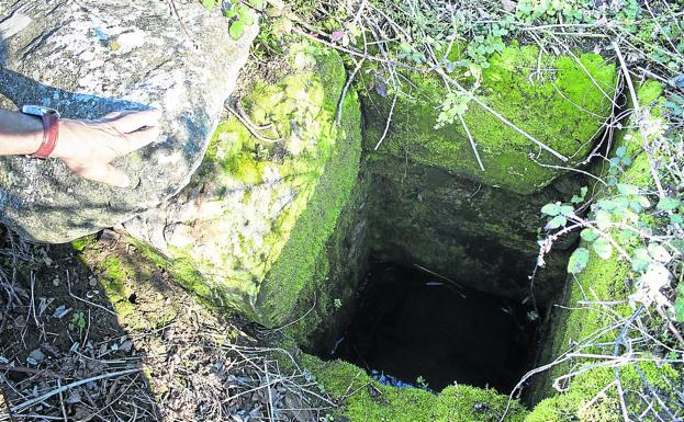 Arriba, la arqueta principal de la antigua conducción. El agua aún sigue teniendo protagonismo en la zona 