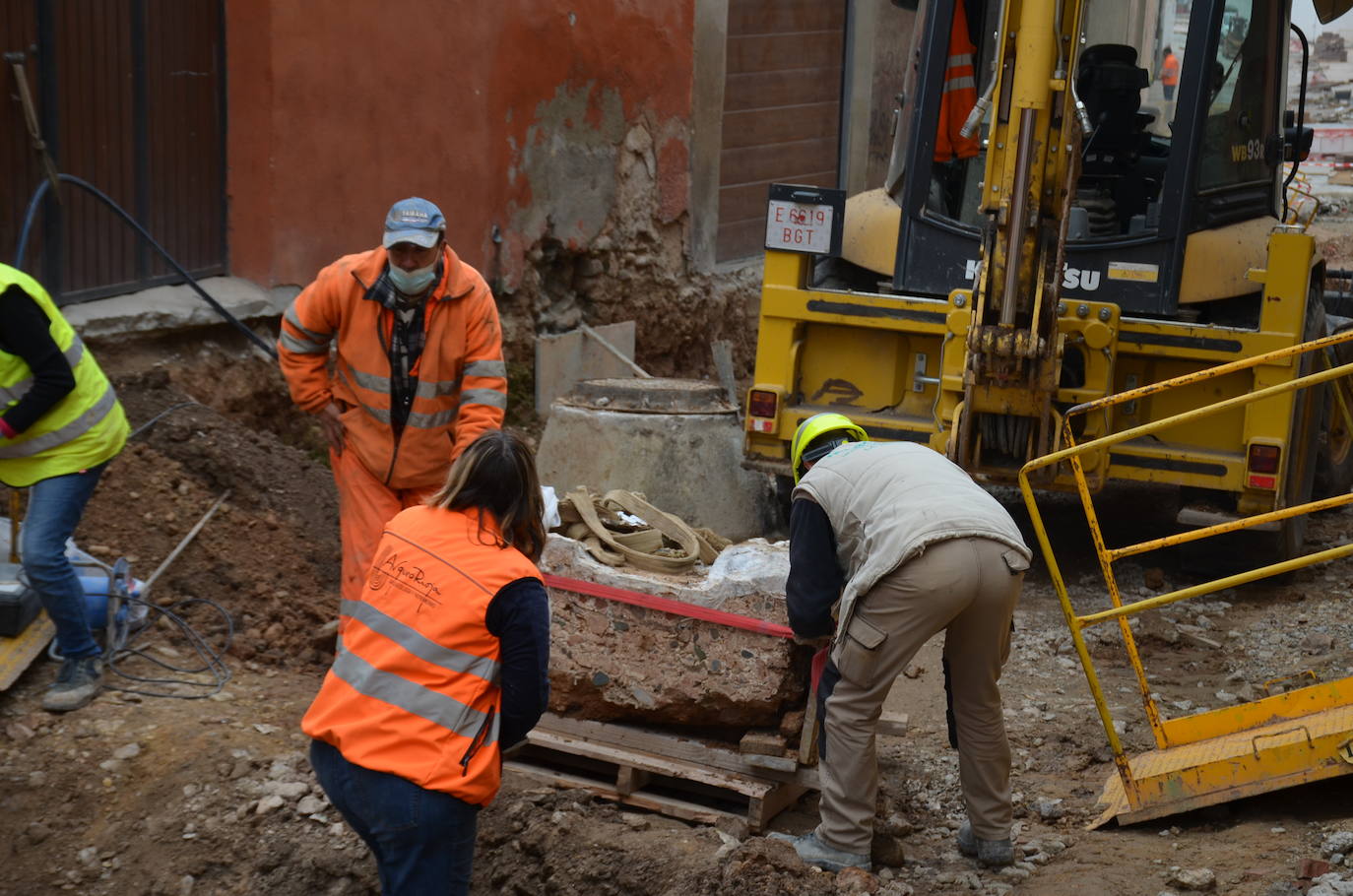 Fotos: Extracción de una canalización de la época romana en Calahorra