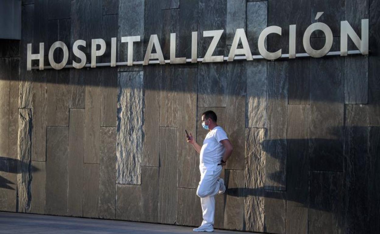 Un sanitario descansa en el exterior del Hospital Universitario Central de Asturias (HUCA) 