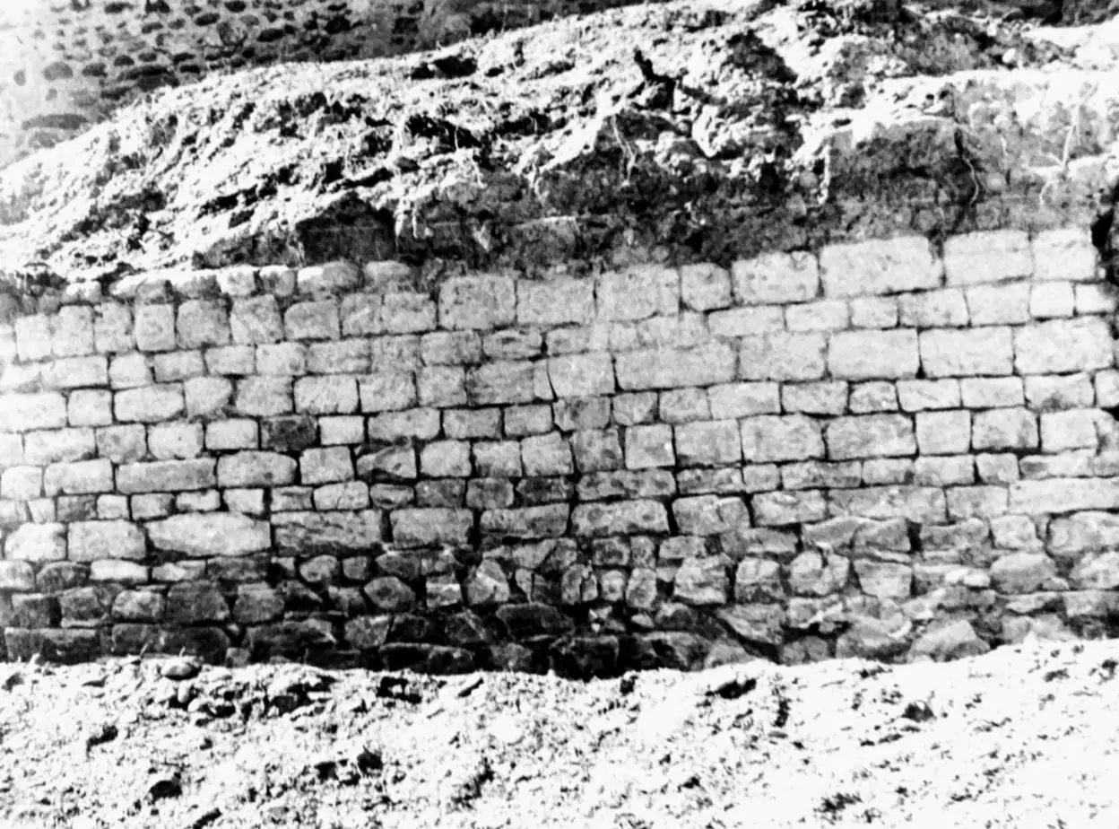 Restos del paño de la muralla de la calle Juan Ramos en una fotografía antigua. 