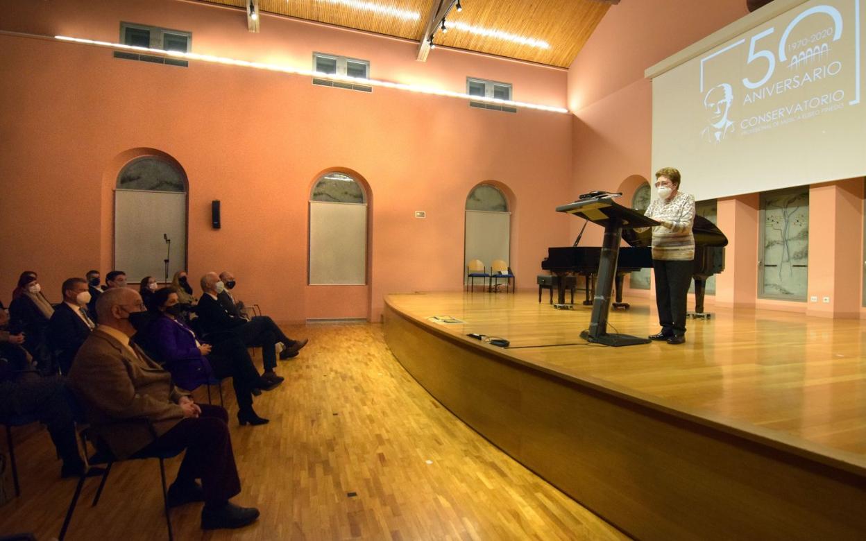 María Teresa Hernández, viuda de Eliseo Pinedo, en el Conservatorio. 